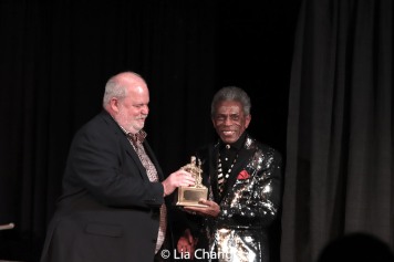 Sarah Siddons Society Board President Martin Balogh presents the 2021 Sarah Siddons Society Actor of the Year Award to André De Shields at The Edge Theater in Chicago on October 25, 2021. Photo by Lia Chang